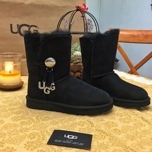 SOLD DO NOT BUY🚫🚫UGG Bailey Button with Charm ✨